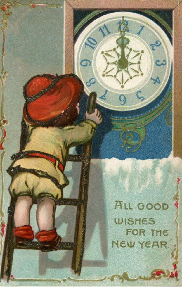 Eine alte Weihnachtskarte mit einem fr├Âhlichen Jungen in festlicher Kleidung, der auf einer Leiter steht und auf eine tickende Uhr schaut, mit der Aufschrift "Alles Gute zum neuen Jahr."