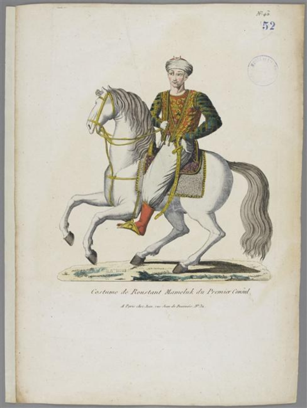 Ein Mann in einem farbenfrohen, detailreichen Kostüm der Premier-Courts reitet auf einem weißen Pferd, das mit Sattel und Zaumzeug geschmückt ist, mit sichtbarem Text auf dem Papier.