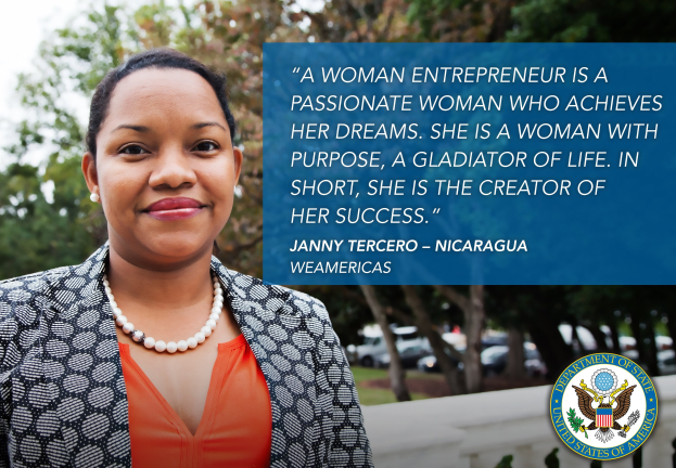 Eine Frau-Unternehmerin in einem schwarzen und weißen Jackett und einem orangen Kleid steht vor Bäumen, Fahrzeugen und dem Himmel, mit einem Logo und Text über ihren Zweck und Erfolg auf der rechten Seite.