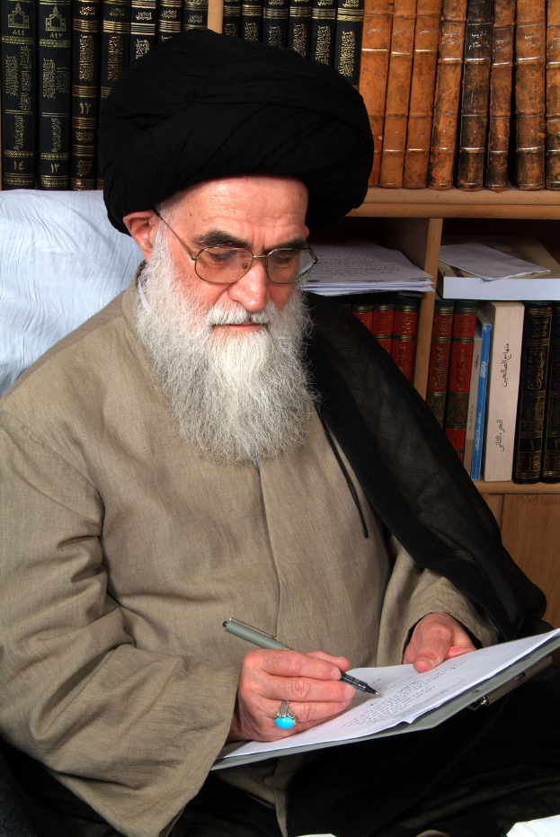 Ayatollah Ali Khamenei, der Oberste Führer von Iran, sitzt an einem Schreibtisch und schreibt mit einem Stift auf ein Blatt Papier. Im Hintergrund ist ein Bücherregal mit vielen Büchern zu sehen.