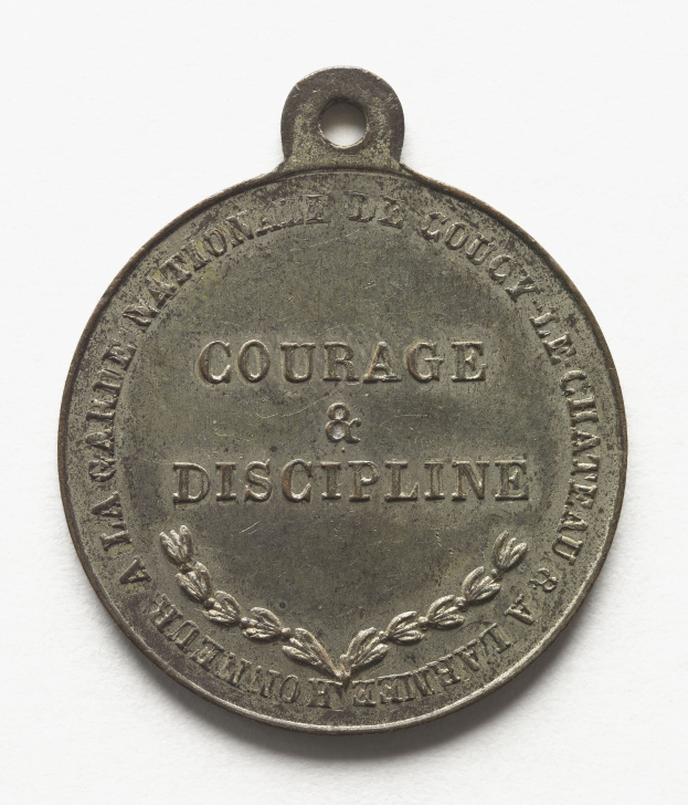 Eine Silbermedaille mit der Inschrift "Mut und Disziplin" auf einem weißen Hintergrund.