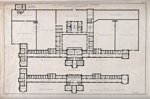 Schwarz-weißer architektonischer Grundriss eines großen Gebäudes mit zahlreichen beschrifteten Räumen, darunter ein 'Irrenhaus für Kriminelle', begleitet von handgeschriebenem Text, der das Layout beschreibt.