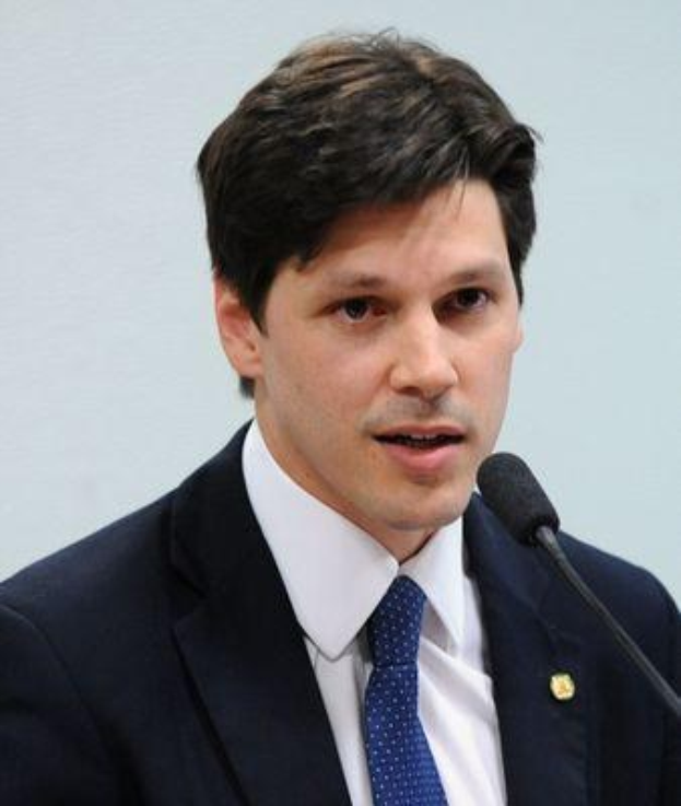 Ein Mann im Anzug spricht in ein Mikrofon an einem Podium, wahrscheinlich um ein Regierungsgesetz zur Verbannung des Internets zu unterstützen.