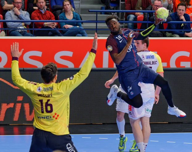 Mannergruppe spielt Hallenhandball auf einem Court mit einem Ball in der Luft in einer Stadionatmosphäre während des Futsal-Weltmeisterschaftsspiels 2019 zwischen Paris Saint-Germain und Bordeaux.