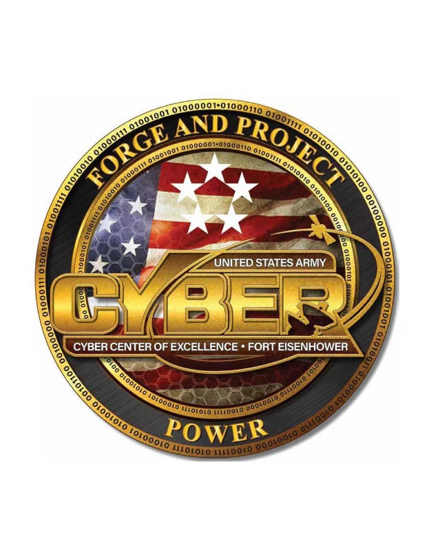 Logo der United States Army Cyber Center of Excellence, Fort Eisenhower, mit einem blauen Kreis, einem weißen Stern, einem weißen Rand und der Beschriftung "Forge and Project Cyber Power" darunter in fetter schwarzer Schrift.