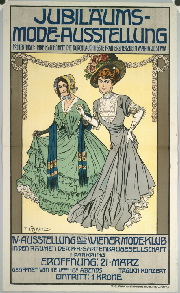 Ein Plakat, das eine Fashion Show mit zwei Frauen in Kleidern ankündigt, wobei eine ein langes, wallendes Kleid trägt und die andere ein Kleid mit hohem Halsausschnitt und langen Ärmeln, beide mit einem Dutt, vor einem hellblauen Hintergrund mit schwarzer, fetter Schrift.